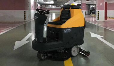 ML70駕駛式洗地機(jī)服務(wù)于某地下車庫(kù)